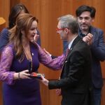 La presidenta de las Cortes de Castilla y León, Silvia Clemente, entrega la Medalla de Oro al rector de la Universidad de Salamanca, Ricardo Rivero, en presencia de la vicepresidenta segunda, Ana Sánchez, y el secretario segundo de la Mesa, Carlos Eduardo Chávez