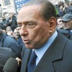 Berlusconi atiende a la Prensa en la localidad de Vicenza, adonde acudió para seguir los daños causados por las fuertes inundaciones
