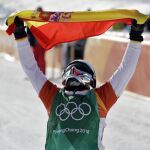 Regino Hernández celebra su medalla
