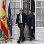 El secretario de Estado de Hacienda, José Enrique Fernández de Moya, y el delegado del Gobierno en Andalucía, Antonio Sanz