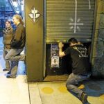 Los vecinos de Argüelles han protestado repetidas veces por el ruido del «botellón» junto a los locales de los bajos