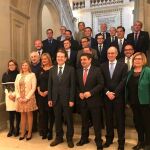 Foto de familia de los presidentes de las diputaciones con el presidente de la FEMP, Abel Caballero