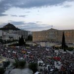 Miles de personas se han concentrado en la plaza Syntagma en apoyo a su Gobierno