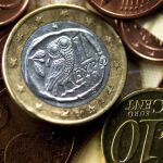 España capta 4.121 millones y vuelve a cobrar a los inversores por su deuda