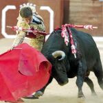 Derechazo de Julián López «El Juli» al primero de su lote, ayer en Vitoria