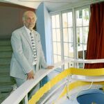 El actor John Malkovich, ayer, posando en el interior del Teatre Metropol, una de las obras maestras de su admirado Josep Maria Jujol