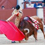 López Simón, ayer, en Las Ventas ante su primer toro de El Pilar