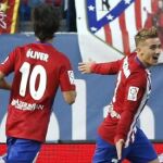 El delantero francés del Atlético de Madrid, Antoine Griezmann (d), celebra el gol marcado al Getafe, junto a su compañero Óliver Torres (i)