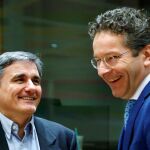 El ministro griego de Finanzas, Euclid Tsakalotos, charla con el presidente del Eurogrupo, Jeroen Dijsselbloem, hoy en Bruselas.