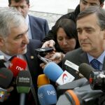 El fiscal general del Estado, Cándido Conde-Pumpido (i), y el director general de la Guardia Civil, Francisco Velázquez