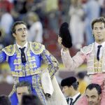 El Fandi y César Jiménez salen a hombros ayer del coso de La Condomina
