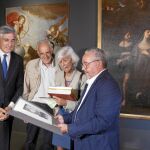 La visitante 200.000 recibe un galardón del secretario de Las Edades, en presencia del alcalde de Ávila