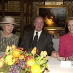 Rey de España, Don Juan Carlos de Borbón, acompañado de las Reinas de Holanda, Beatriz (izq) y de Bélgica, Paola