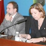 El consejero de Educación, Formación y Empleo, Constantino Sotoca, y la consejera de Sanidad y Consumo, María Ángeles Palacios, explicaron el desarrollo de las nuevas medidas