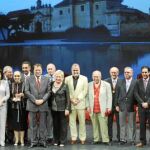 Los galardonados con las Medallas de la ciudad y la mención de miembros honorarios de la Corporación, junto a las autoridades