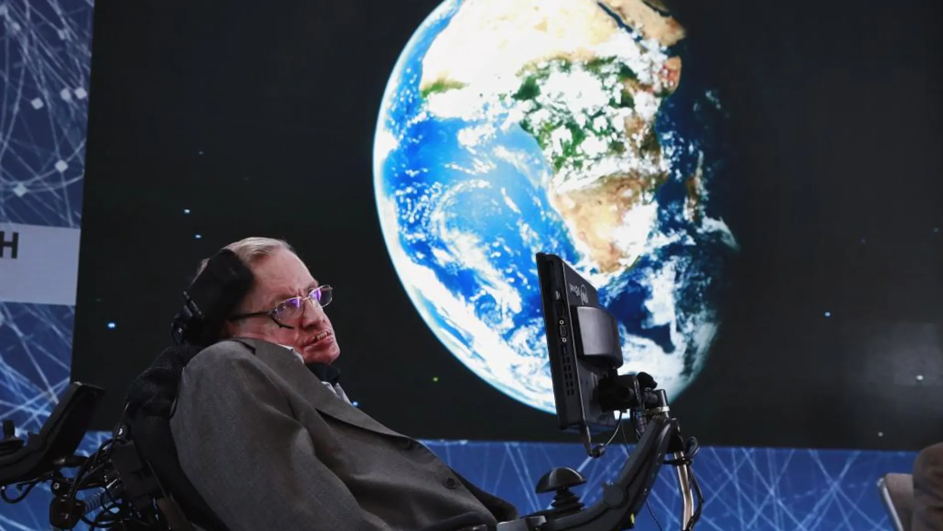 Hawking anuncia un plan para enviar sondas espaciales a las estrellas