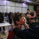 Un niño herido recibe ayuda en un hospital controlado por los rebeldes en Douma (Siria) ayer