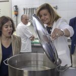 Fátima Báñez, junto a Juanma Moreno y Soraya Sáenz de Santamaría en un Centro de Acogida a Refugiados de Sevilla esta semana.