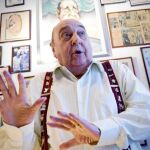 Juanito Navarro en su casa, rodeado de una colección de dibujos y caricaturas
