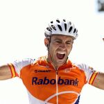 El corredor español del equipo Rabobank Juan Manuel Gárate celebra su victoria en la vigésima y penúltima etapa del Tour '09,