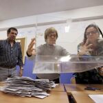 Miembros de una mesa electoral en un colegio de Vitoria