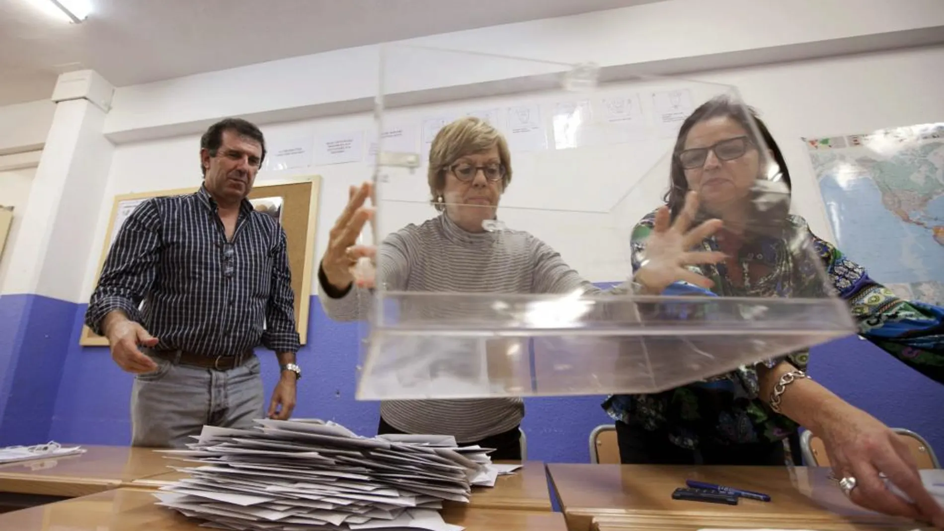 Miembros de una mesa electoral en un colegio de Vitoria