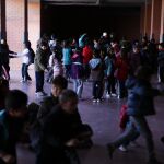 Niños en la entrada de un colegio