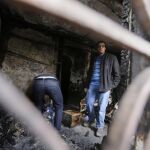 Investigadores en la discoteca que resultó incendiada