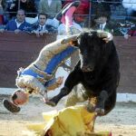 Momento de la cornada de Salvador Ruano, ayer en Guijuelo