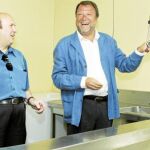 Monteseirín bromea en un puesto durante su visita de agosto al nuevo mercado