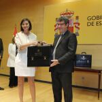 La ministra de Industria Reyes Maroto, recibe la cartera de su antecesor en el cargo Álvaro Nadal/Connie G. Santos