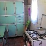 Los vecinos de la colonia de Las Victorias denuncian que muchas de sus viviendas, de propiedad municipal, no tienen calefacción o presentan humedades que no se están
