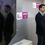 El candidato de UPYD a la presidencia del Gobierno, Andrés Herzog (d), junto al secretario general del grupo parlamentario en el Congreso, Jorge Alexandre (i).