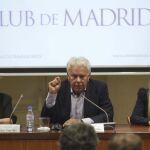 El expresidente del Gobierno Felipe González durante la rueda de prensa ofrecida junto a Lilian Tintori, esposa del opositor venezolano Leopoldo López, y Mitzy Capriles, esposa de Antonio Ledezma, hoy en la Asociación de la Prensa de Madrid