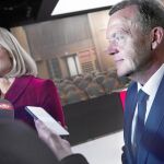 La primera ministra danesa, Helle Thorning-Schmidt, y el liberal Rasmussen, tras su último debate televisivo