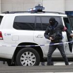 Varios miembros de las fuerzas de seguridad guardan la entrada del juzgado, en Bruselas (Bélgica)