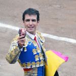 El diestro mexicano Arturo Macías tras cortar una oreja en el festejo de Navidad de Apizaco
