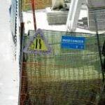 Las grietas provocadas por la grúa se muestran muy visibles en la calzada