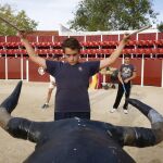 Uno de los alumnos actuales de la escuela taurina del Batán, ejercitando la suerte de banderillas