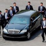 Los escoltas corren junto al coche de Kim Jong-Un