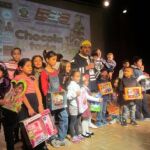 Los niños del IES Beatriz Galindo de Madrid recibiendo sus juguetes.