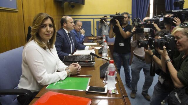 La presidenta de la Junta de Andalucía, Susana Díaz, rodeada de cámaras momentos antes de comenzar su comparecencia