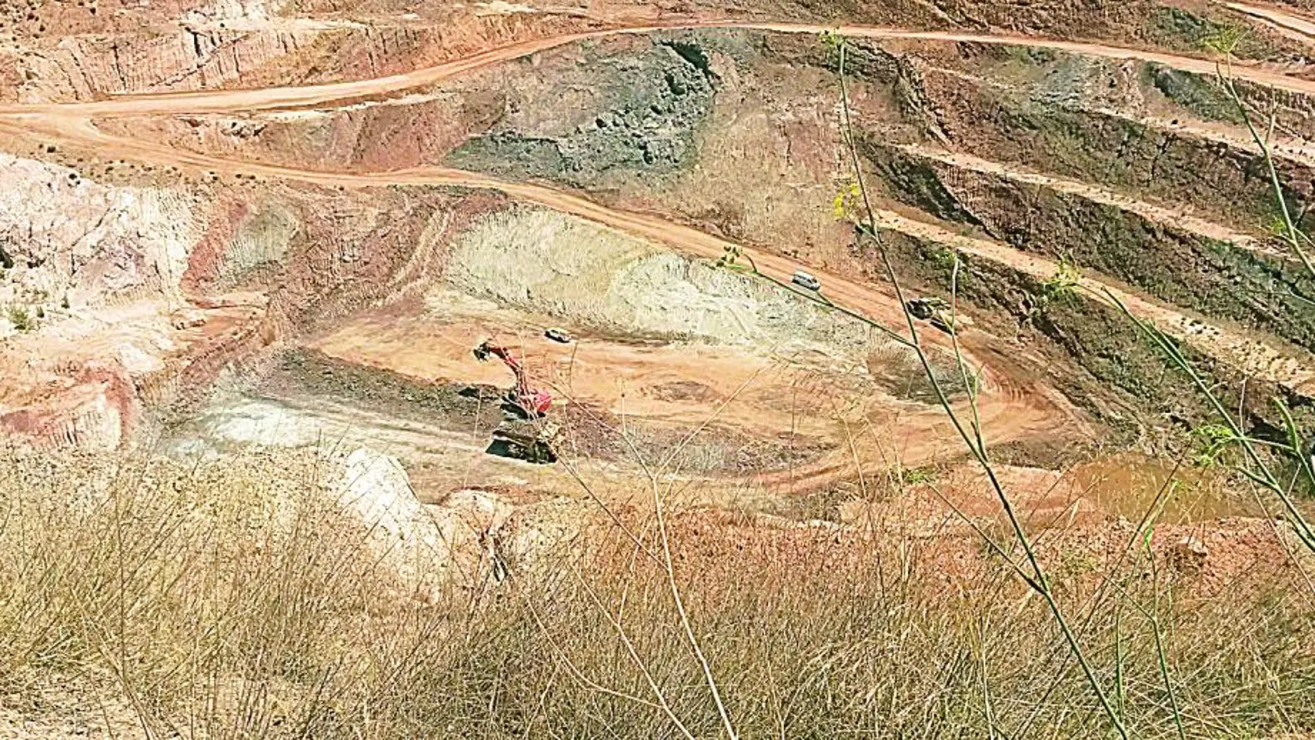 Algunas de las minas a cielo abierto de La Serranía son enormes