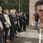 Representantes de partidos políticos e instituciones durante el homenaje al inspector de Policía Nacional Eduardo Puelles, asesinado por ETA el 19 de junio de 2009, en Arrigorriaga (Vizcaya).