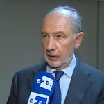 El exvicepresidente del Gobierno Rodrigo Rato, en el interior de un coche en el que ha abandonado hoy a toda velocidad los juzgados de Plaza de Castilla