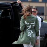 "Realmente no me importa, ¿y a ti?", rezaba la frase impresa en mayúsculas blancas y en inglés sobre la gabardina caqui de Melania
