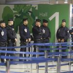 La Policía toma posiciones en el aeropuerto Charles de Gaulle.