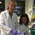 El científico Juan Reguera trabajando en el Laboratorio Europeo de Biología Molecular de Grenoble, en Francia