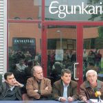 Responsables del diario, junto a sus abogados, meses después del cierre