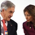 El presidente de Chile, Sebastián Piñera, dialoga con la presidenta de Costa Rica, Laura Chinchilla